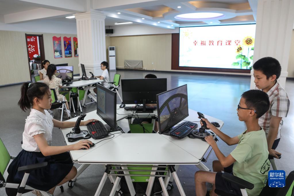 　2022年8月18日，孩子們?cè)谏蜿?yáng)市牡丹社區(qū)幸福教育課堂學(xué)習(xí)固定翼模擬飛行課程。新華社記者 王乙杰 攝