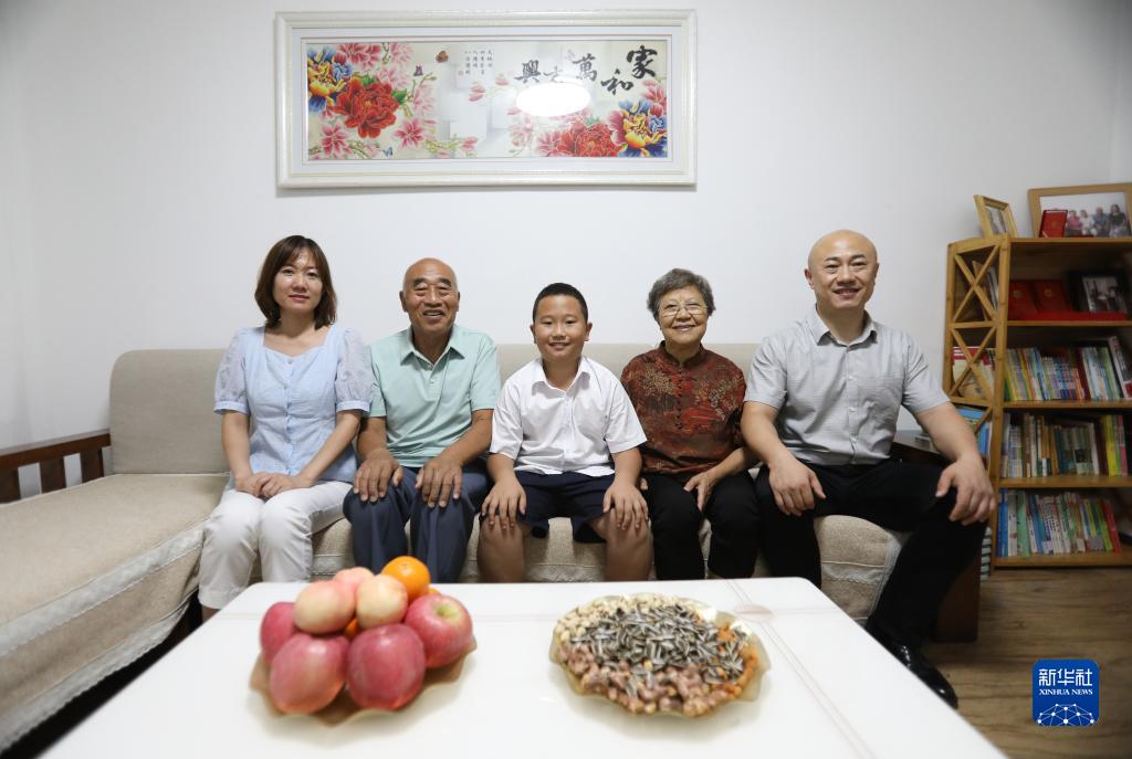 2022年8月17日，沈陽(yáng)市牡丹社區(qū)居民李水(左二)一家合影。新華社記者 王乙杰 攝