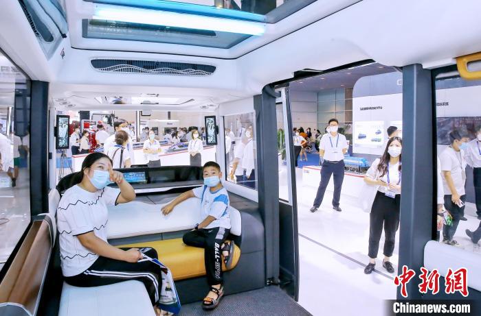 圖為中國中車展位展示的“無人駕駛小V”?！≠∮?攝