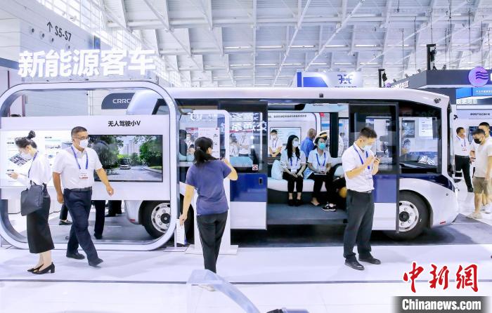 圖為中國中車展位展示的“無人駕駛小V”?！≠∮?攝