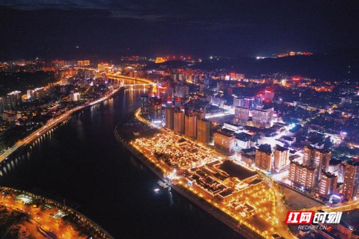 澧水兩岸，燈光璀璨。