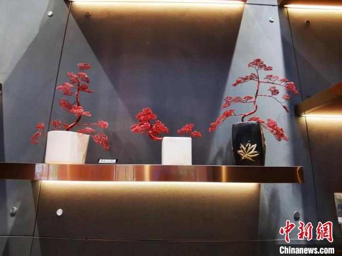 圖為三鋼職工手工制作的鋼花工藝品作為景區(qū)商品上架售賣?！±壮?攝