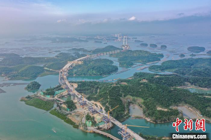 建設(shè)中的龍門大橋?！￡惞谘?攝