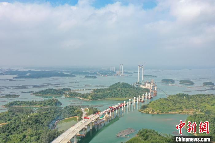 建設(shè)中的龍門大橋?！￡惞谘?攝