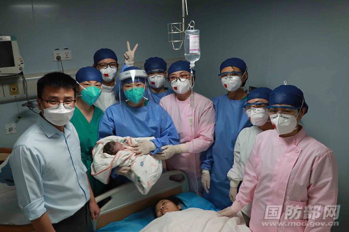寶寶一家與醫(yī)生合影。蒲海洋 攝
