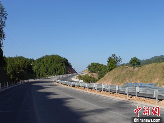 圖為黔江區(qū)過境高速公路的路面?！≈需F建重慶投資集團有限公司供圖