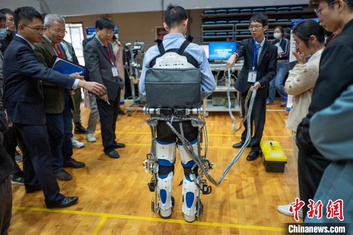 大學生展示作品《可重構變剛度驅動外骨骼設計與柔順控制》?！°蟛?攝