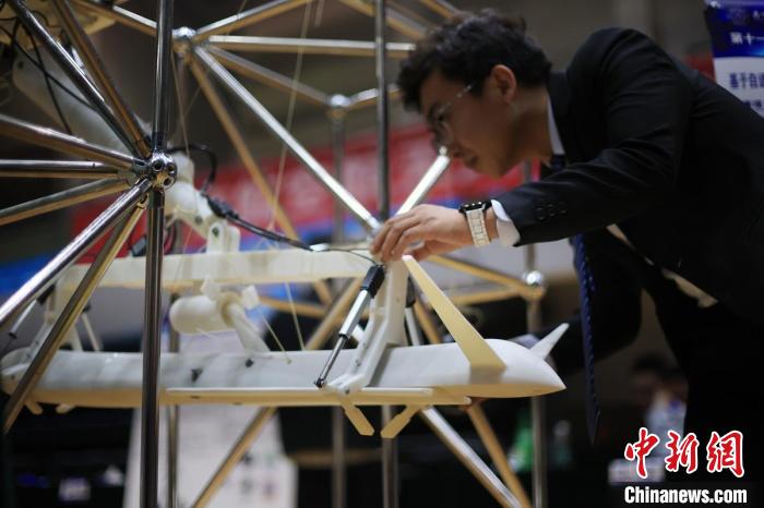 參賽大學生帶來的作品《基于自適應柔順捕獲的空基回收末端抓捕裝置設計與控制技術》?！°蟛?攝