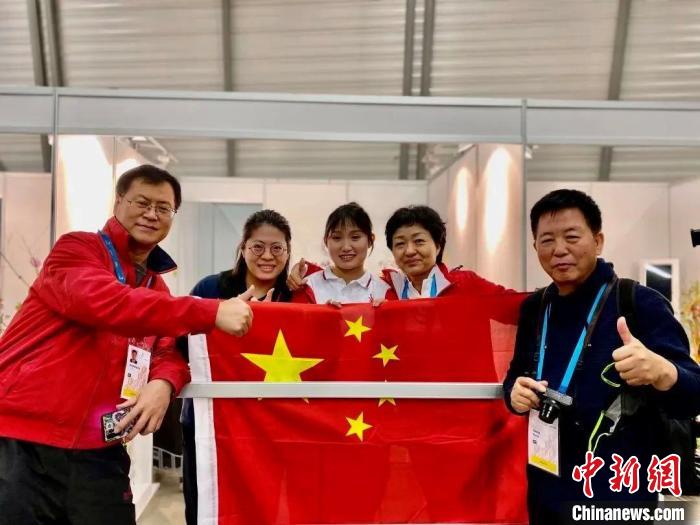 上海市農(nóng)林職業(yè)技術(shù)學(xué)院教師楊靈芝獲得花藝項目優(yōu)勝獎?！∩虾Ｊ腥松缇止﹫D