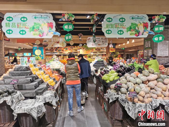 解除流動性管理后的第一天，鄭州市民在超市采購?！№n章云 攝