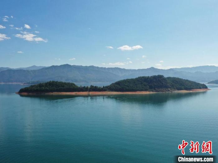 郴州東江湖率先對(duì)客船加裝污水儲(chǔ)存系統(tǒng)，保護(hù)碧水清波?！∮碇久?攝
