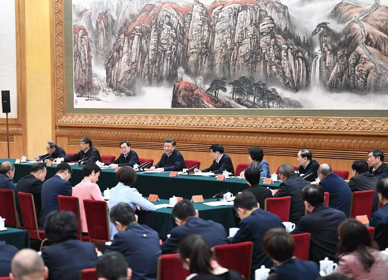 2019年3月18日，中共中央總書(shū)記、國(guó)家主席、中央軍委主席習(xí)近平在北京主持召開(kāi)學(xué)校思想政治理論課教師座談會(huì)并發(fā)表重要講話。新華社記者 謝環(huán)馳 攝