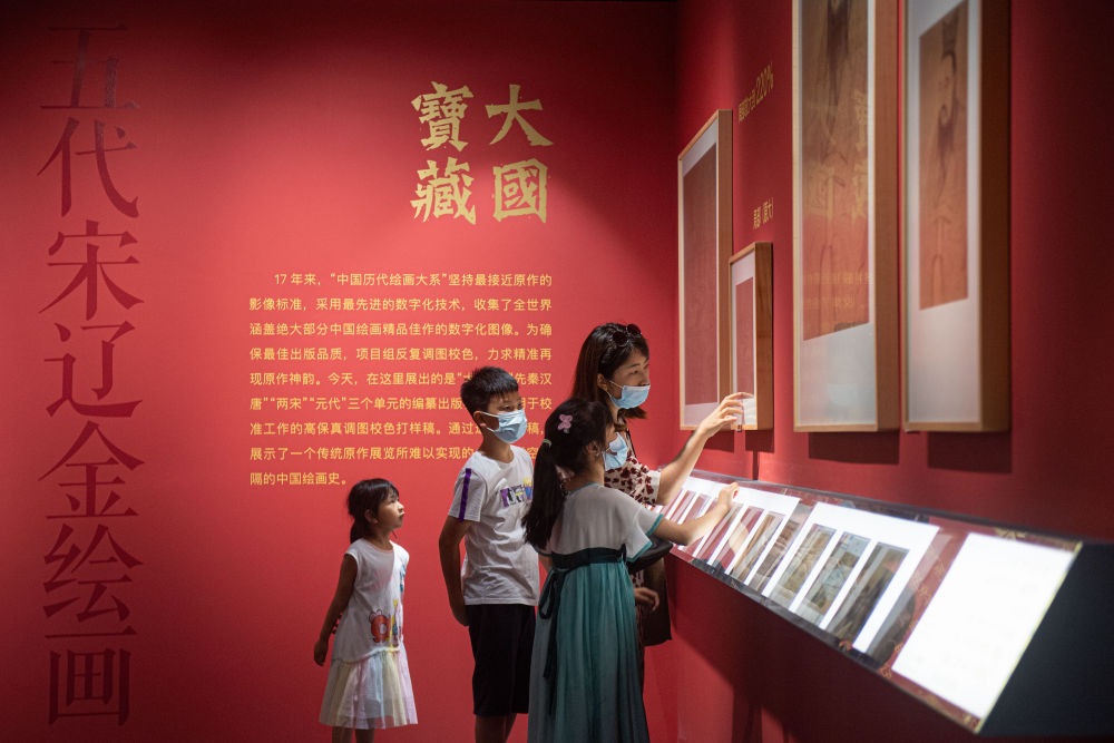 參觀者在浙江省嘉興市文化藝術中心觀看盛世修典“中國歷代繪畫大系”嘉興特展(2022年6月30日攝)。新華社記者 江漢 攝
