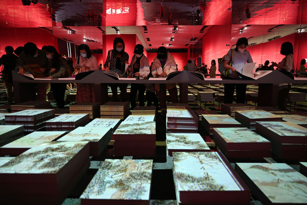 參觀者在中國國家博物館觀看“盛世修典——‘中國歷代繪畫大系’成果展”(2022年9月29日攝)。新華社記者 金良快 攝