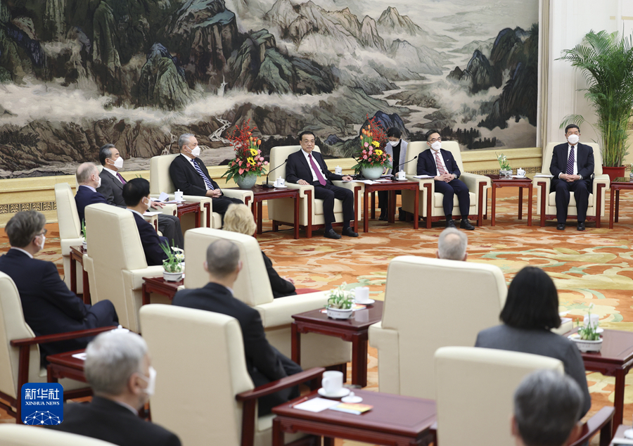 李克強(qiáng)同在華外國專家舉行新春座談會