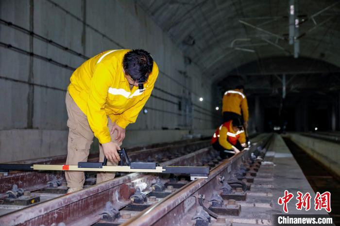 中國(guó)鐵路南寧局集團(tuán)有限公司南寧工務(wù)段職工使用道尺檢查吳圩機(jī)場(chǎng)高鐵站高鐵線路設(shè)備。　韋剛 攝