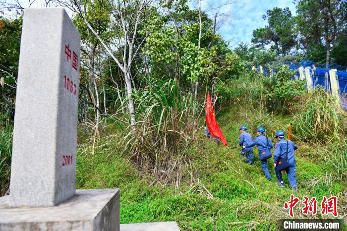 圖為“國旗巡線班”沿著邊境線開展輸電線路巡視工作?！≡篮?　攝