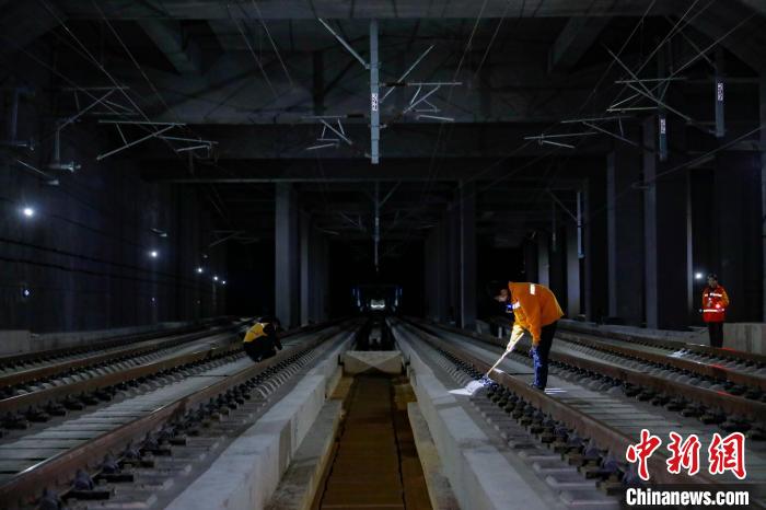 中國(guó)鐵路南寧局集團(tuán)有限公司南寧工務(wù)段高鐵線路設(shè)備檢查作業(yè)現(xiàn)場(chǎng)?！№f剛 攝