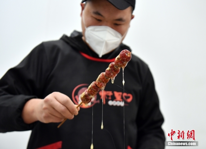 雄安新區(qū)大樹劉莊村辛愛青家中的冰糖葫蘆加工廠，工人正在制作冰糖葫蘆。作為遠近聞名的“冰糖葫蘆村”，大樹劉莊村制作冰糖葫蘆的歷史已有100多年，全村三分之二的村民都會這門手藝，吸引不少游客慕名而來。 中新社記者 韓冰 攝