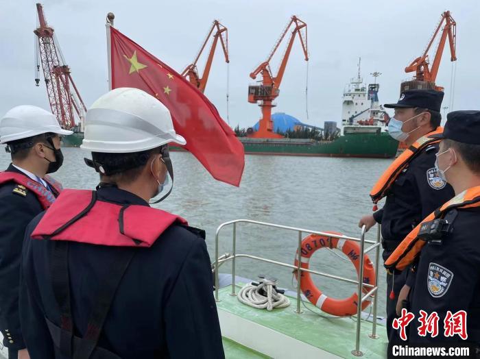 邊檢人員在古雷港區(qū)執(zhí)勤?！≌闹葸厵z站供圖