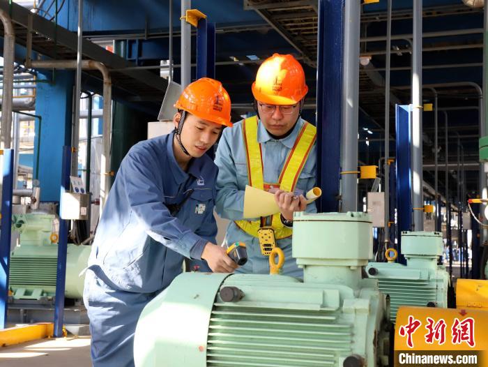 圖為齊魯石化員工巡檢監(jiān)測運轉電機溫度，確保設備安穩(wěn)運行。　劉芳芳 攝