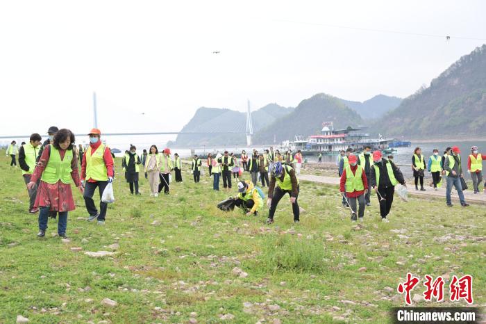“三峽蟻工”撿拾散落在江灘上的垃圾，定期組織開(kāi)展凈灘志愿活動(dòng) 田耀平 攝