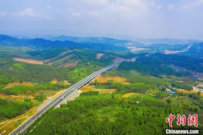 平南至武宣高速公路樂梅2號大橋?！V西交通投資集團供圖