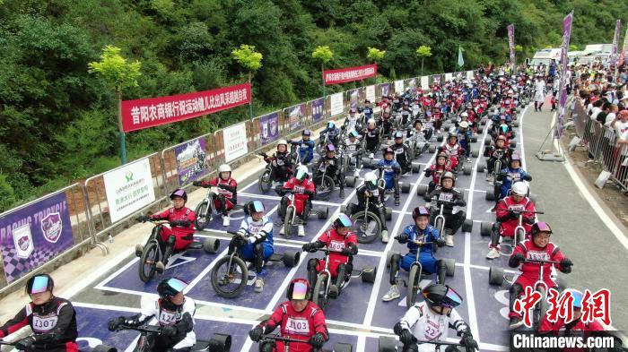 圖為競(jìng)速三輪車賽現(xiàn)場(chǎng)(資料圖)。　昔陽(yáng)縣融媒體中心供圖