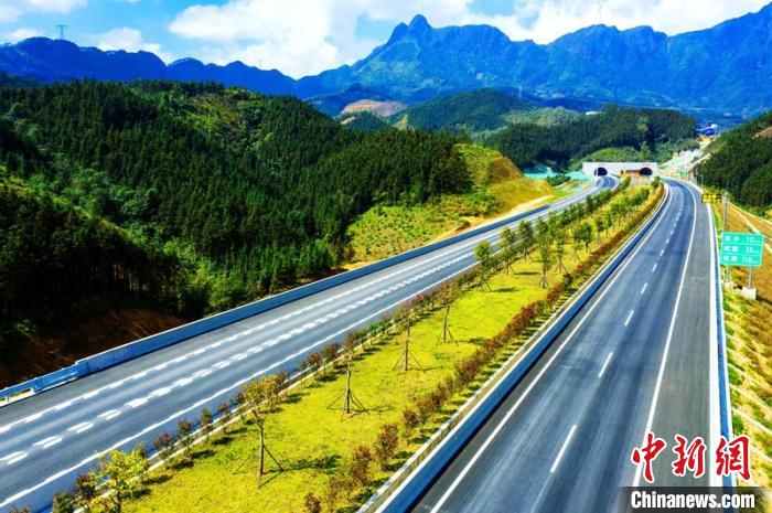 平南至武宣高速公路貴賓隧道進口?！V西交通投資集團供圖