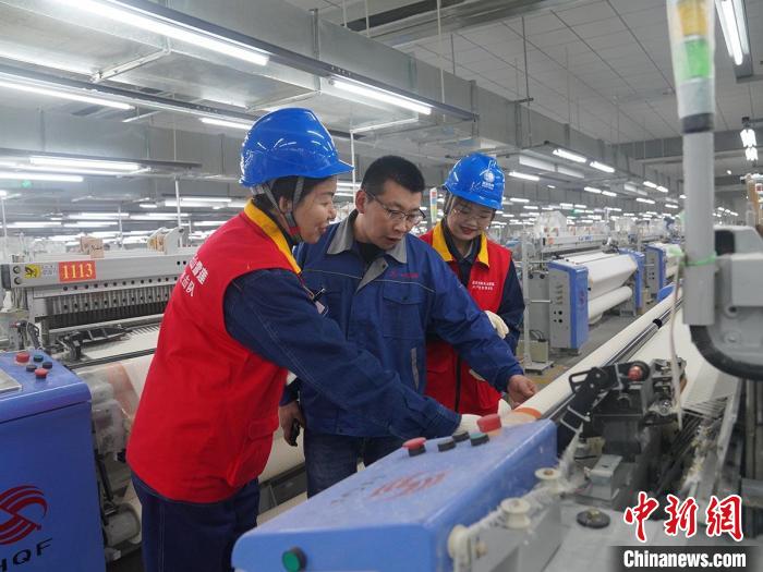 新疆伊犁伊河供電公司黨員服務(wù)隊員走訪企業(yè)，保障企業(yè)24小時生產(chǎn)線安全運(yùn)轉(zhuǎn)?！“子?攝