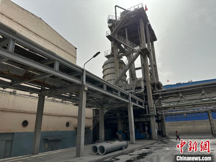 圖為金昌化工企業(yè)廠區(qū)內(nèi)。　楊娜 攝