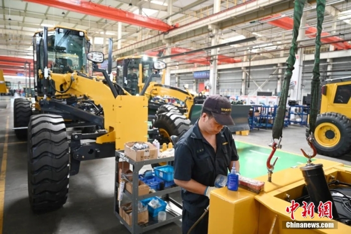 資料圖：山東省濟(jì)寧市某工程機(jī)械企業(yè)工人在進(jìn)行裝配作業(yè)。中新社記者 毛建軍 攝